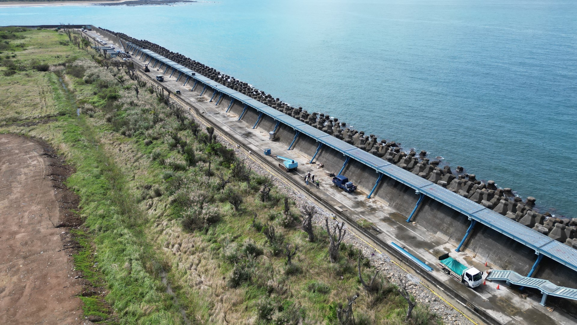 ▲淡水金色水岸海堤段工程將打造觀海自行車道-施工。(圖片來源:新北市政府高灘地工程管理處)