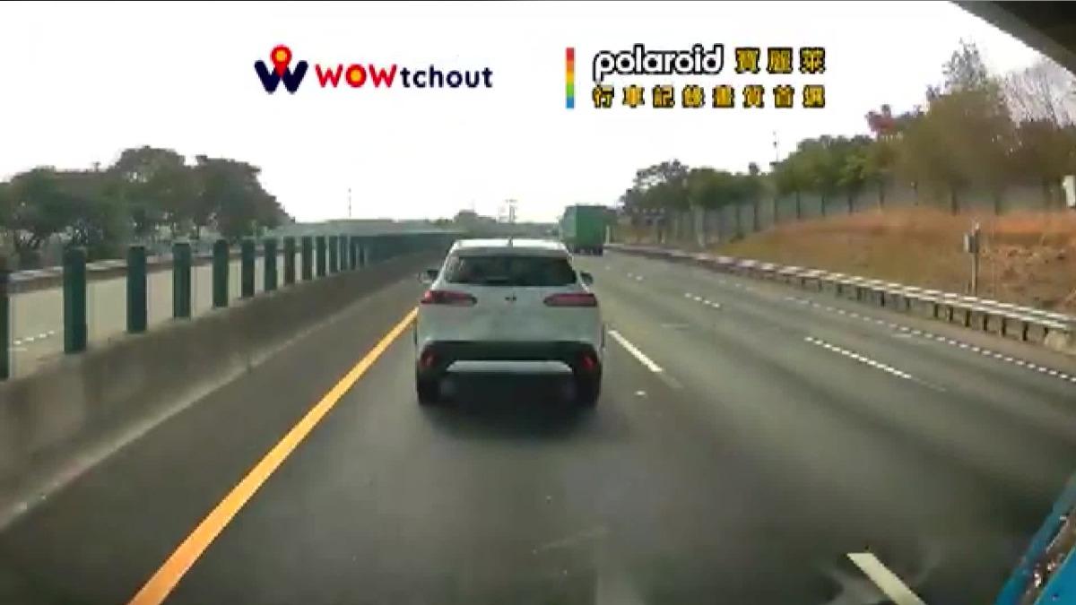 白色休旅車在內線車道未即時讓道,導致救護車鳴笛長達22秒,仍無法順利通行。(圖/TVBS)