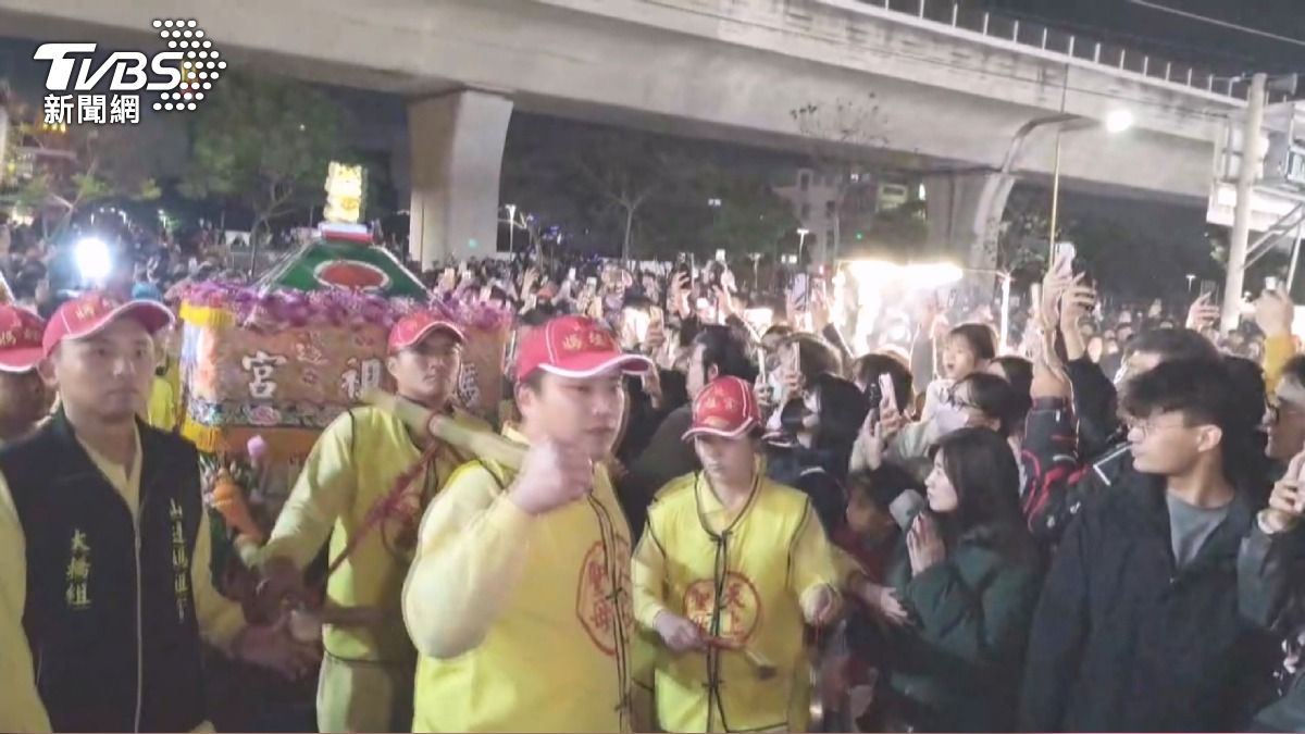 三媽祖同框逛大慶夜市！鑾轎穿梭攤販　民眾搶拍擠爆通道。(圖／TVBS)