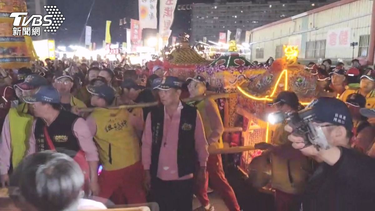 台中夜市擠爆！3媽祖鑾轎罕見同框現身。(圖／TVBS)