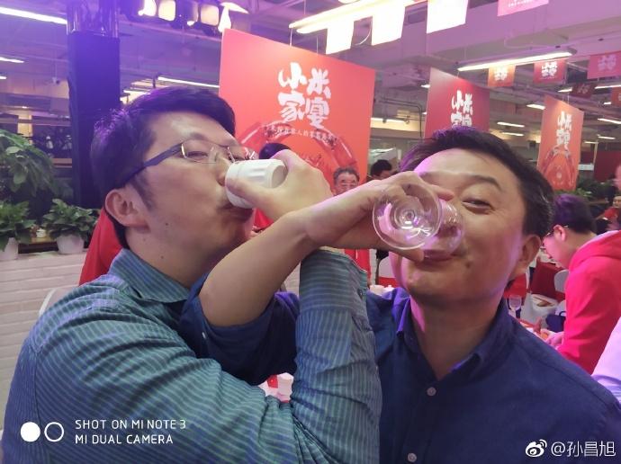 兩人共飲交杯酒，感情相當不錯。（圖／翻攝自微博）
