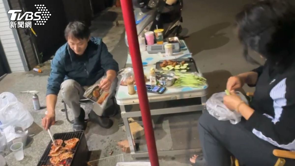 住戶原本準備好的烤肉大餐不願被停電打亂,即使沒有電燈照明,仍摸黑繼續烤肉。(圖/TVBS)