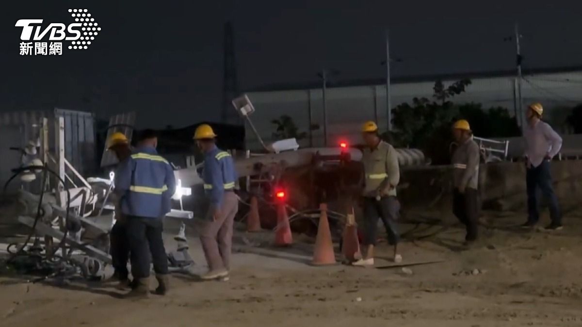 台電接獲通報後持續進行搶修作業,逐步縮小停電範圍,至晚間7點已恢復超過9成用戶的供電。(圖/TVBS)