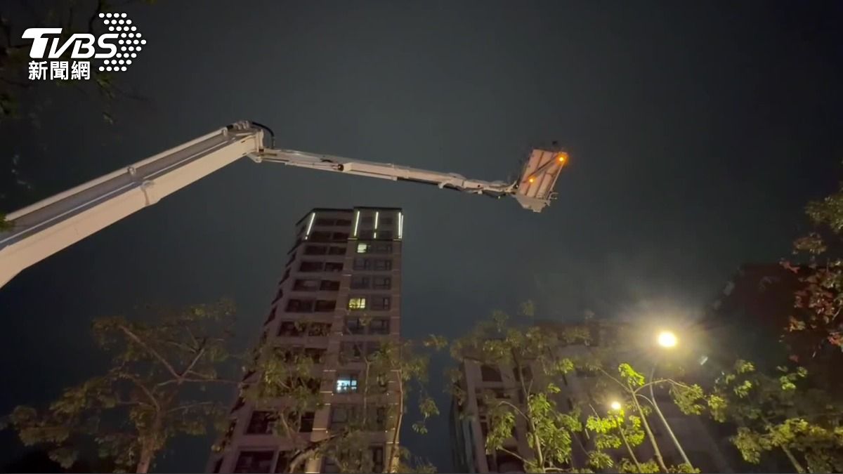 台北市光復南路大樓晚間發生大火，2人OHCA送醫。(圖／TVBS)