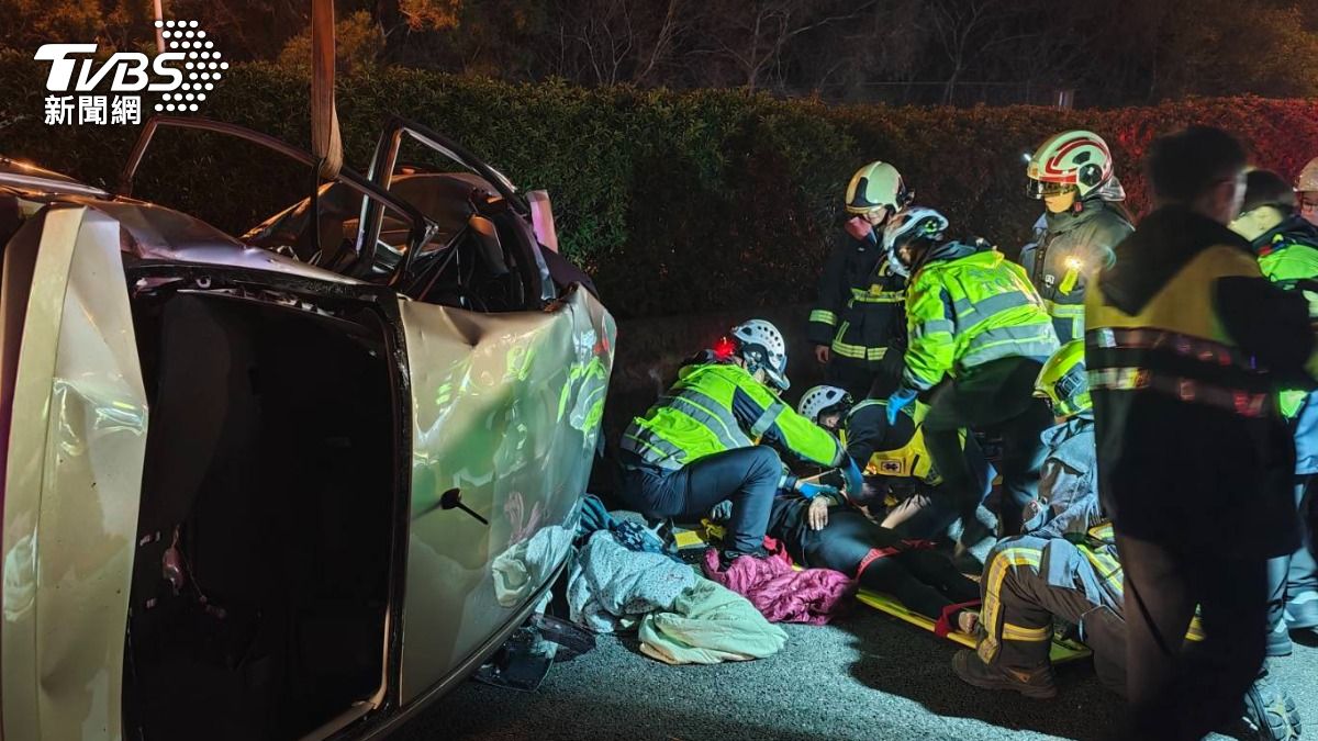 快訊／國3深夜5車追撞！轎車側翻人卡車內   1人命危