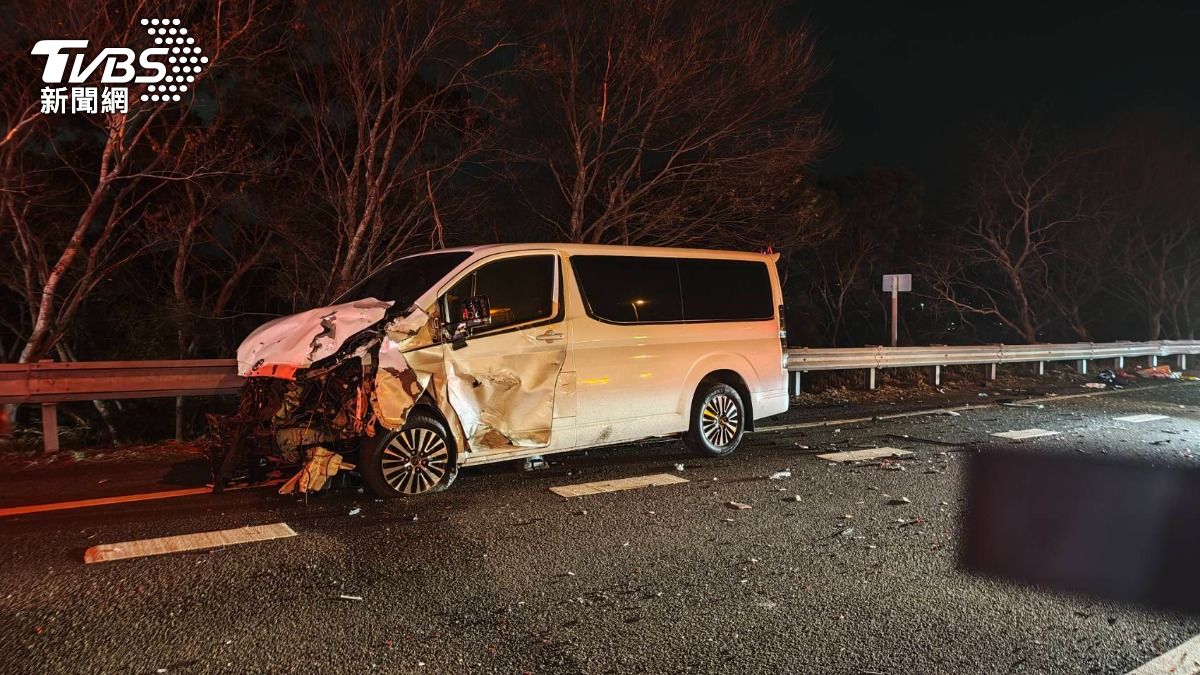 Lexus廂型車疑似因駕駛慌神，直接追撞前方的銀色自小客車。(圖／TVBS)