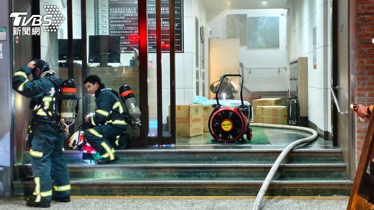 ​經初步調查，起火點為餐廳地下室廚房，疑因員工未關閉爐火，導致鍋具內煮菜燒焦起火。（圖／陳冠宇攝）