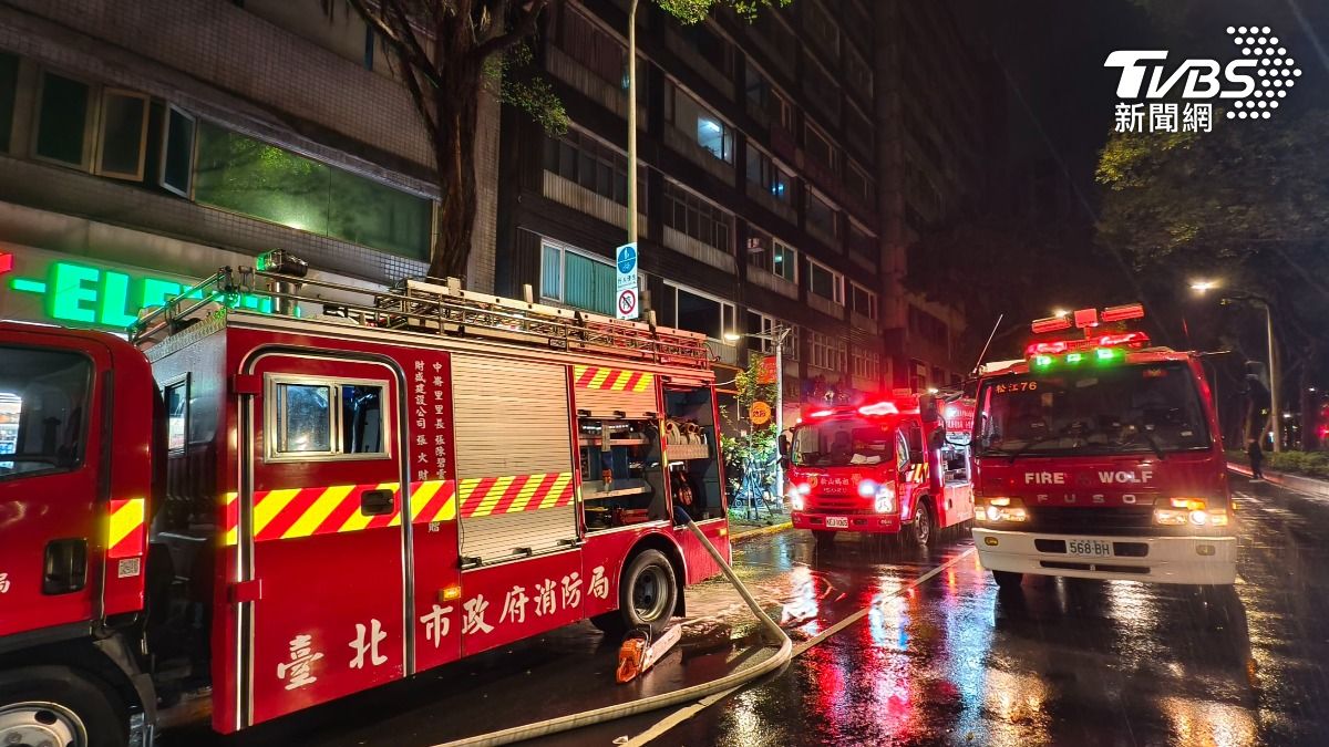 火警當時梯間充滿濃煙，​現場搜救人員第一時間趕赴4樓確認長者狀況，並指導長者與看護人員緊閉房門、維持室內待援。（圖／陳冠宇攝）