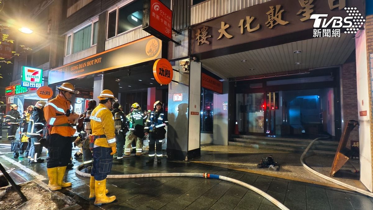 ​大樓警衛受訪時表示，當時看見餐廳地下室廚房冒出陣陣白煙，隨即衝去察看並撥打119。（圖／陳冠宇攝）