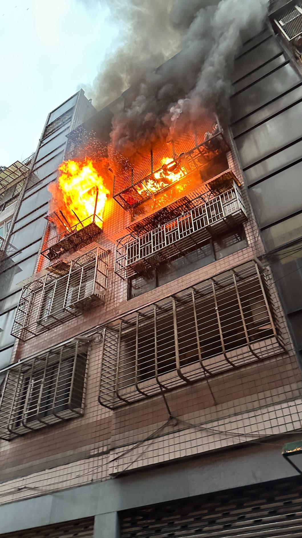 猛烈火勢從陽台竄出。(圖/民眾提供)