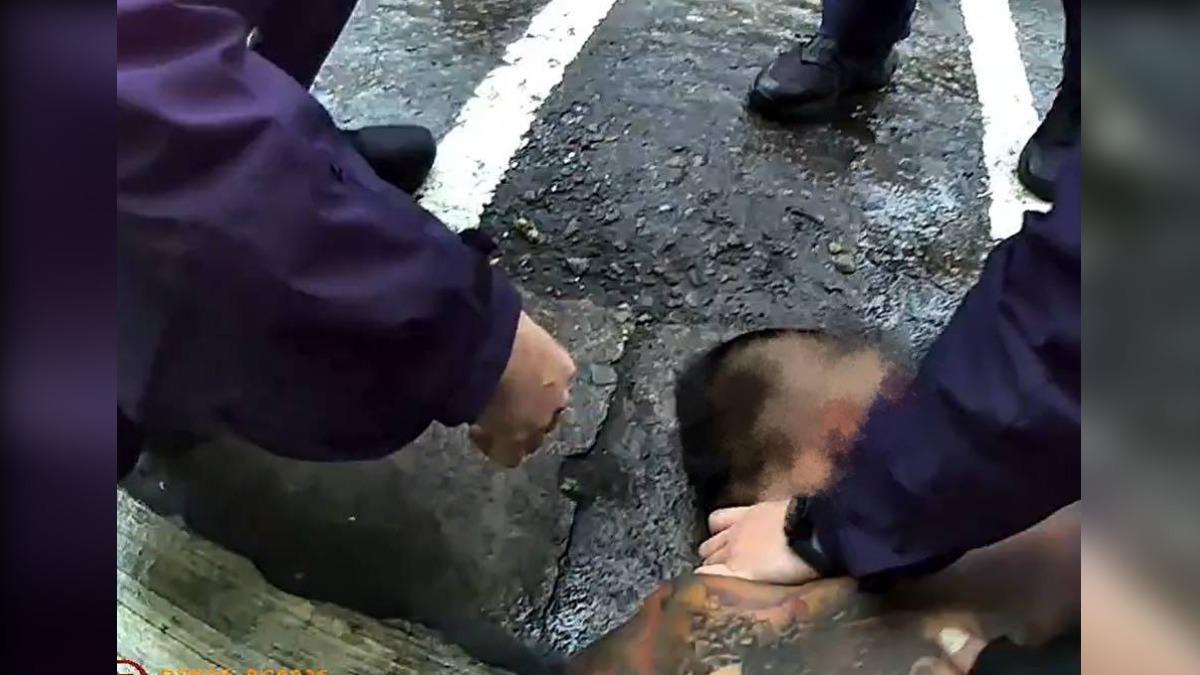 鬧事男子遭警方壓制。（圖／警方提供）
