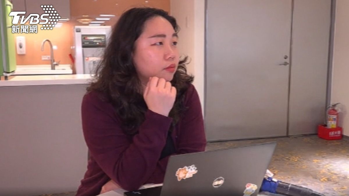 擔任公司企劃的Phoebe表示,以前會埋頭苦幹加班,現在會判斷事情輕重順序並尋求幫忙。(圖/TVBS)