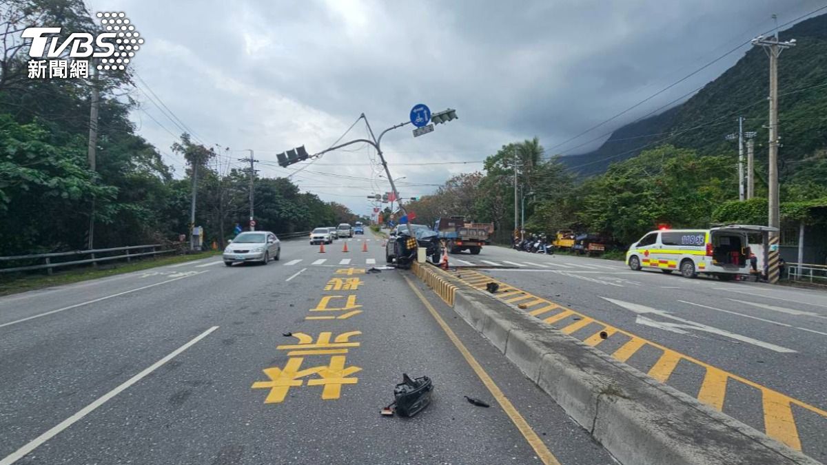 小客車零件散落一地,車頭嚴重毀損。(圖/TVBS)