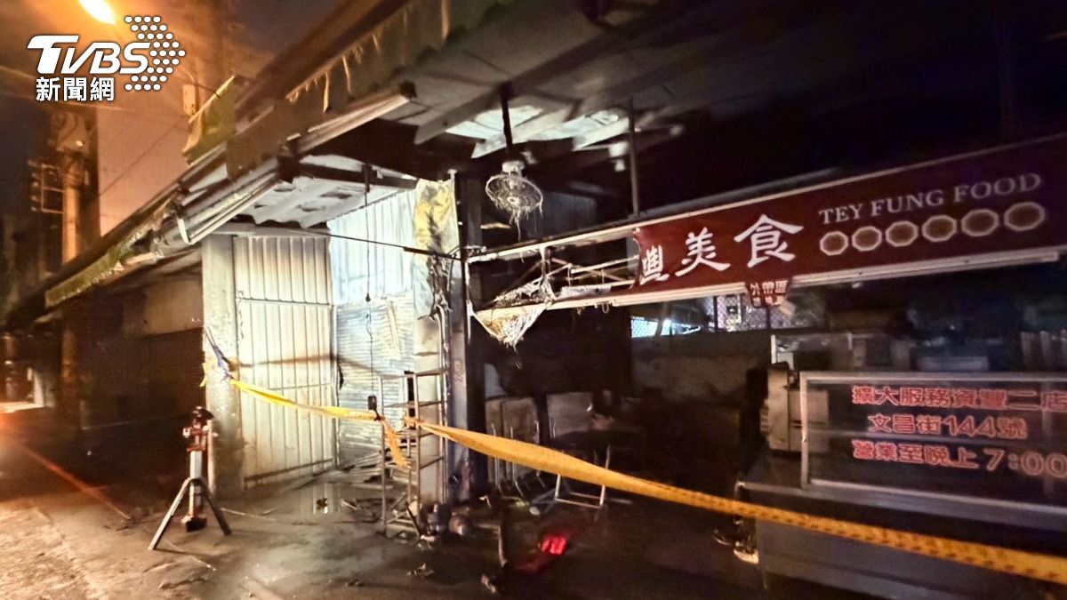 火勢於2時11分控制、2時13分撲滅，其中1間攤販燃燒桌椅及雜物，另1間攤販燃燒雜物。（圖／TVBS）
