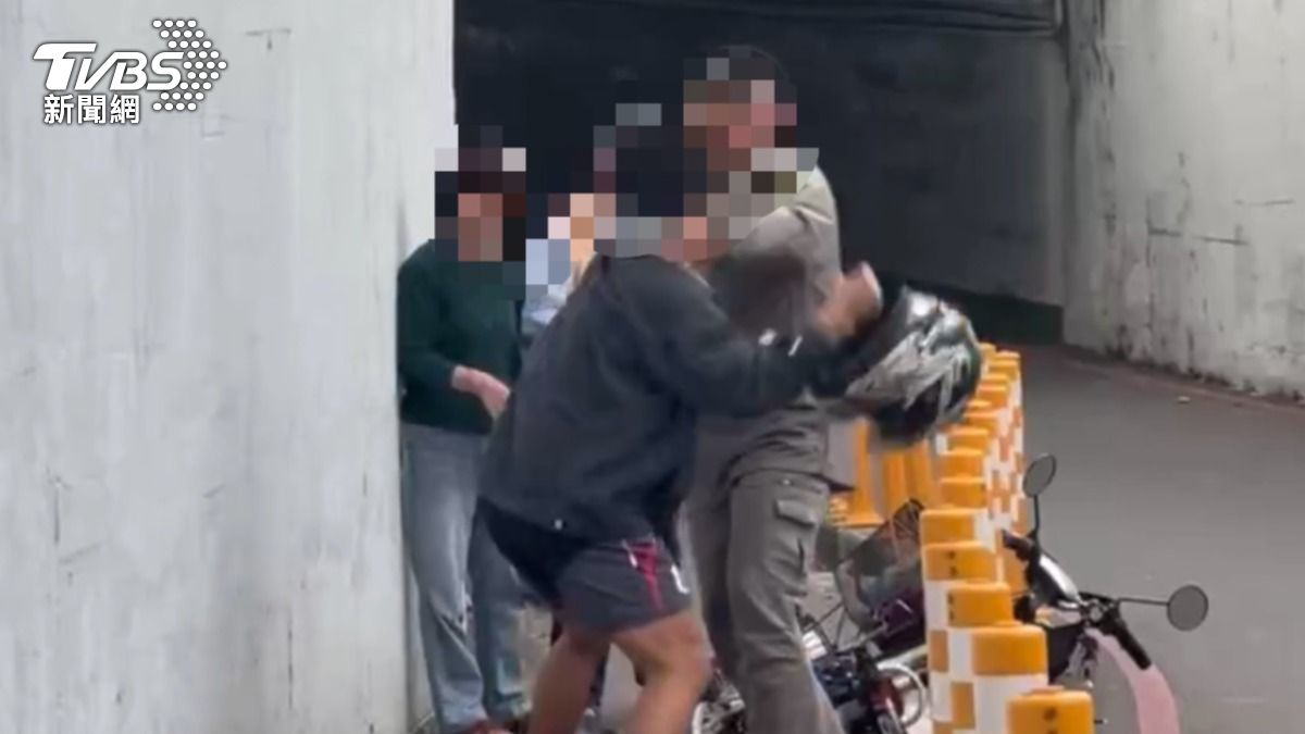 看到老夫婦被揮拳施暴，男大生衝上前制止。(圖／TVBS)