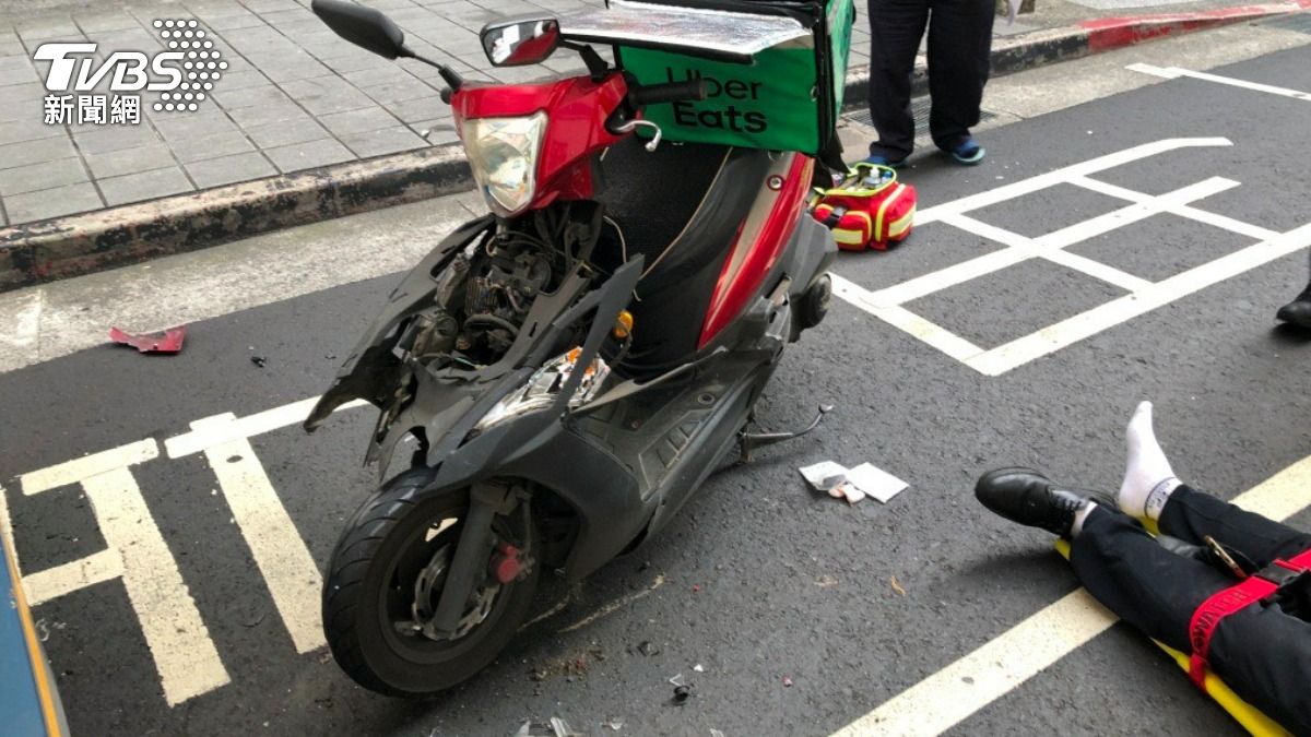 外送機車猛力追撞公車,導致外送員腿部骨折送醫。(圖/TVBS)