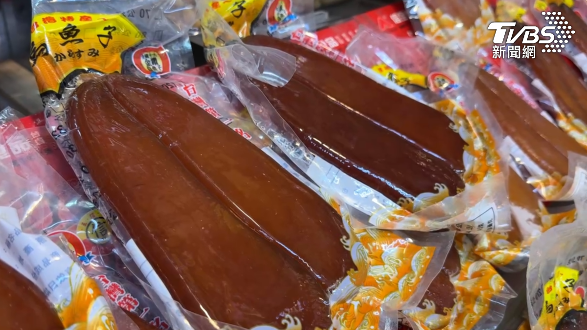 高雄三鳳中街採買年貨,這烏魚子一斤有的賣到三千元,但還不是最高的,有12兩的烏魚子喊到一斤4200元(圖/TVBS)