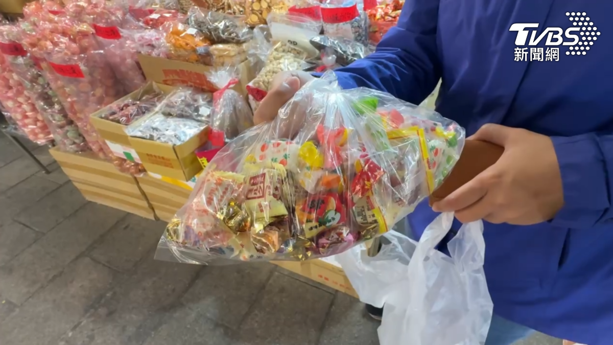 有民眾在網路發文,在三鳳中街遇到糖果刺客,兩包花了2千5百元,不過糖果按重量計,今年價格約漲一成左右(圖/TVBS)