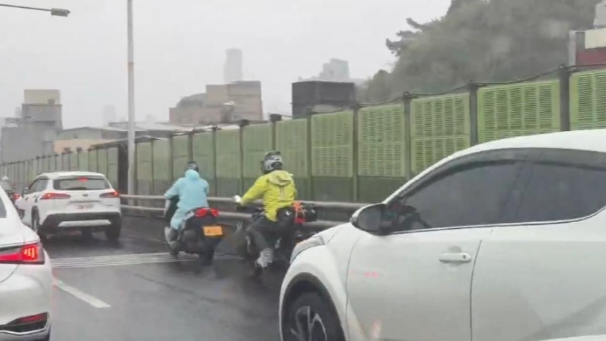 重機接連上國道行駛。(圖/民眾提供)