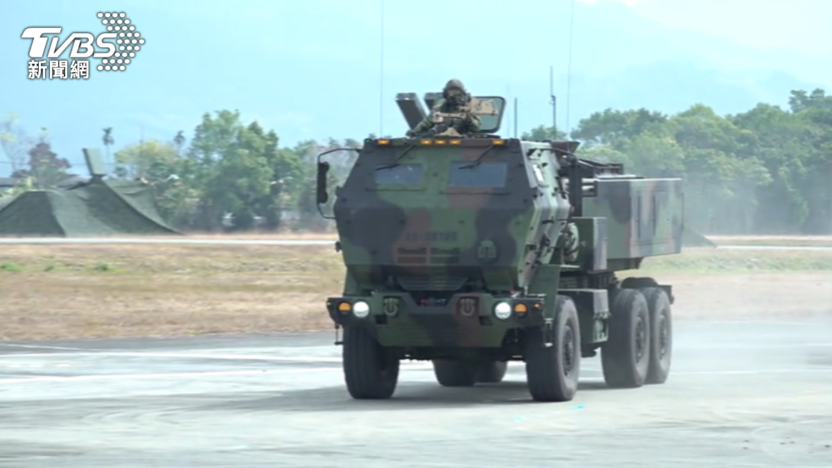 陸軍春節戰備演訓，動態展示海馬士多管火箭系統（HIMARS）。（圖／TVBS）