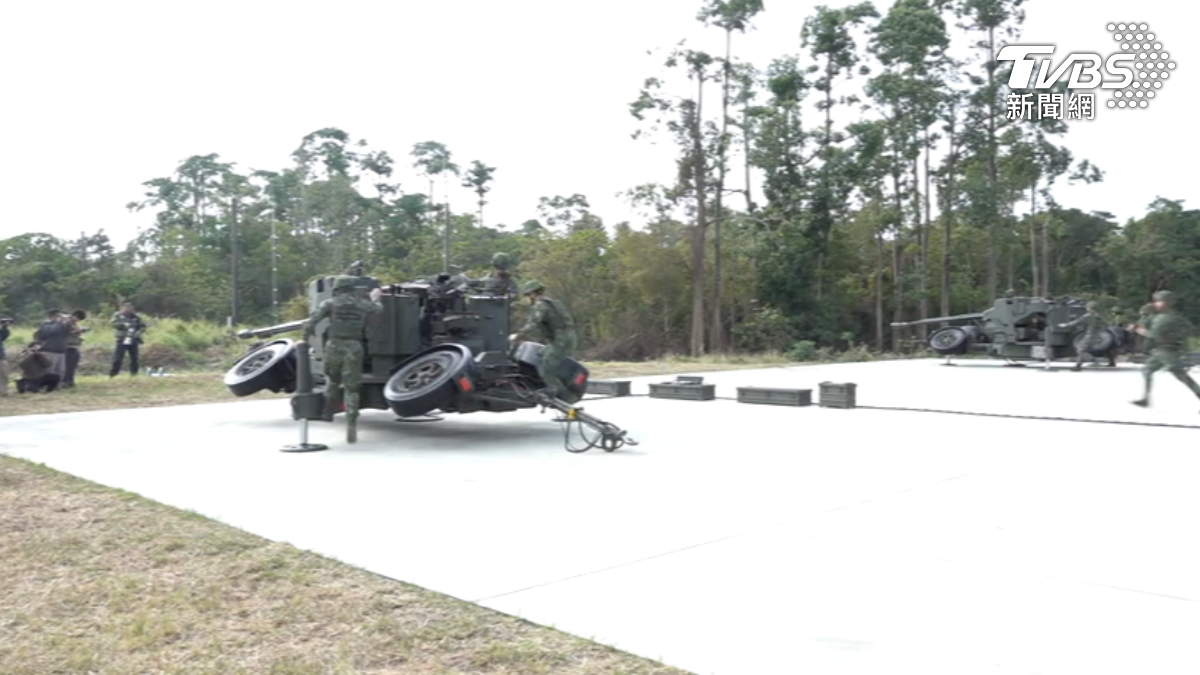 空軍春節戰備演訓，展示35快砲（圖）執行基地低空防衛任務。（圖／TVBS）