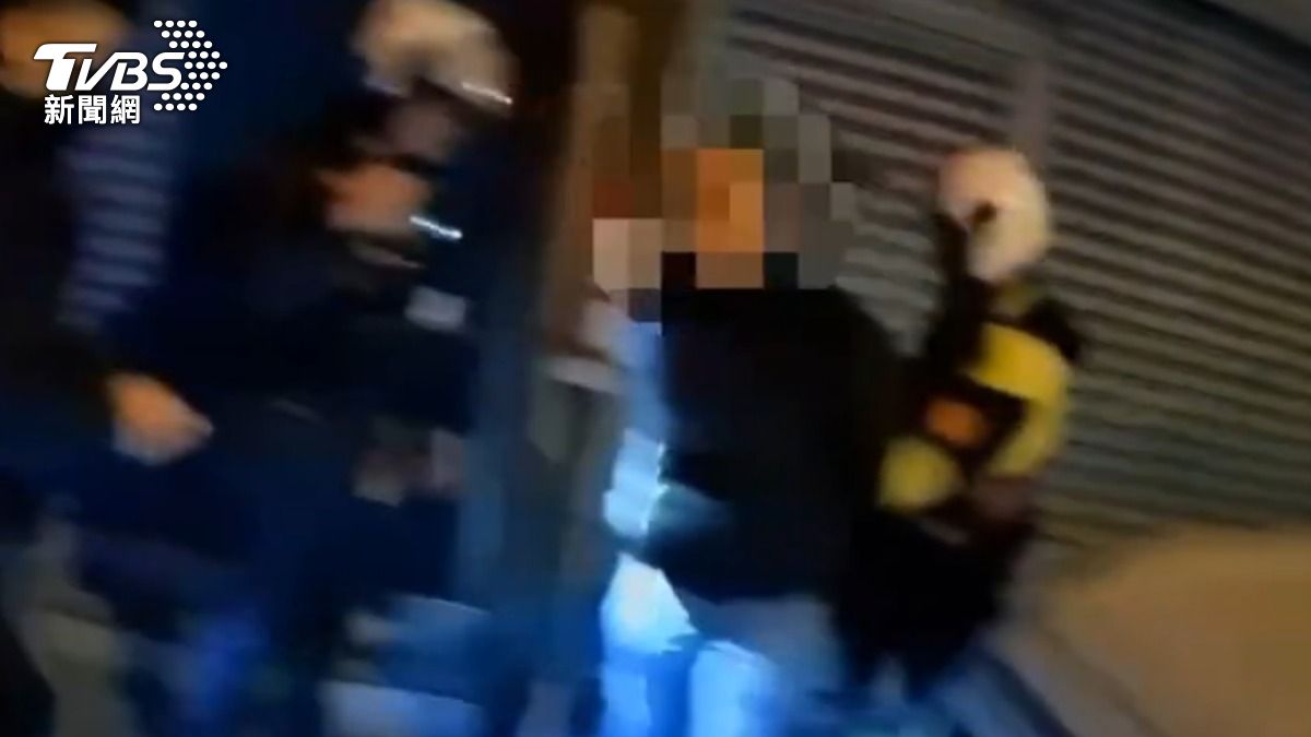 慣竊躲進汽車底下仍遭員警逮捕。(圖/TVBS)