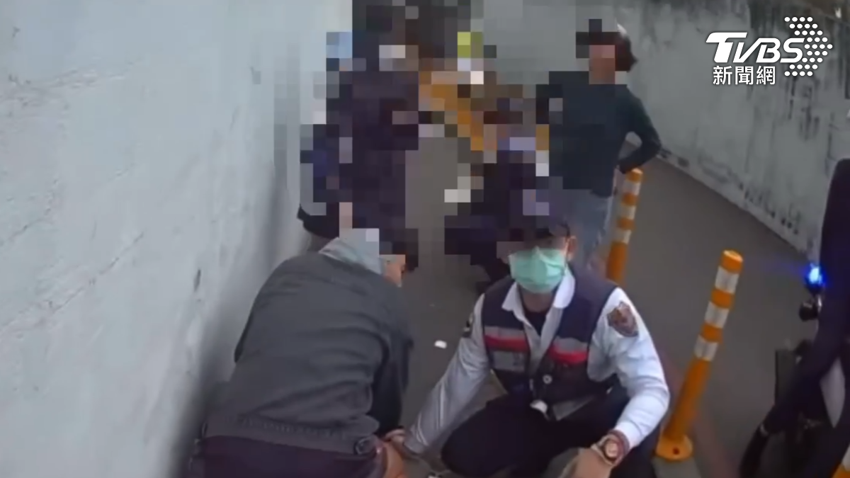 30日恰巧帶女友去看醫生，剛好看到，手上只拿一支手機報警，空手前去制止，整個過程讓網友大讚，甚至還有人要幫他負擔高額醫藥費（圖／TVBS）