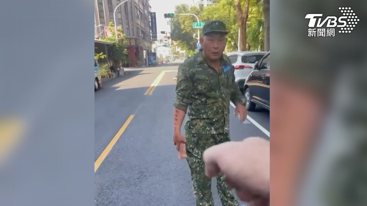 動手的55歲的馬姓男子，在環保局的清潔隊工作，去年就曾經持磚頭做勢攻擊民眾（圖／翻攝Threads_aaronace.1115）