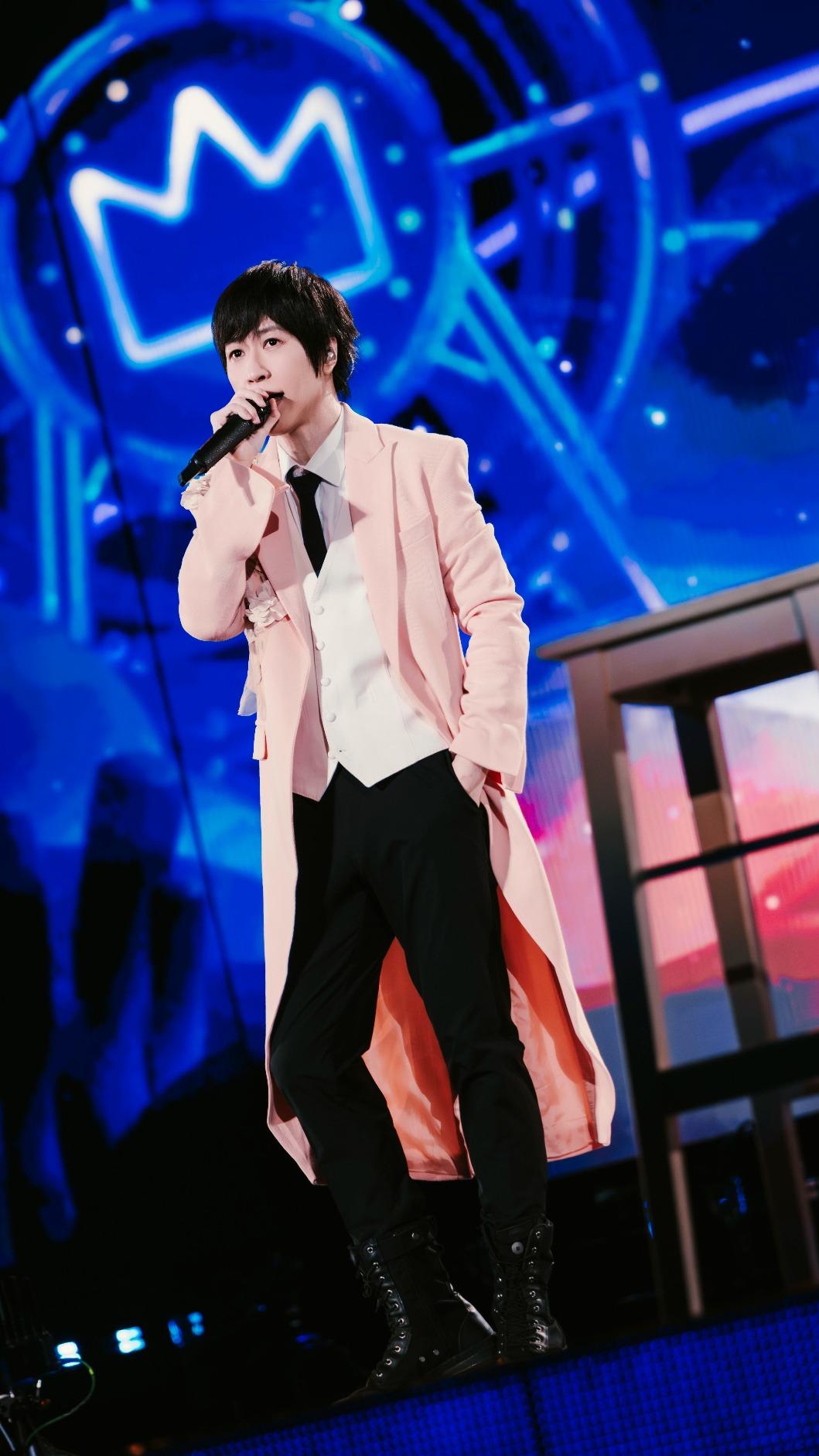 阿信穿著粉紅外套來了。(圖/相信音樂提供)