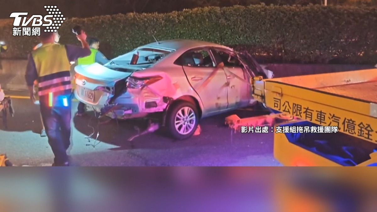 疑恍神釀禍！21歲男國道追撞　銀車「猛撞廂型車後翻覆」1死1重傷。(圖／TVBS)