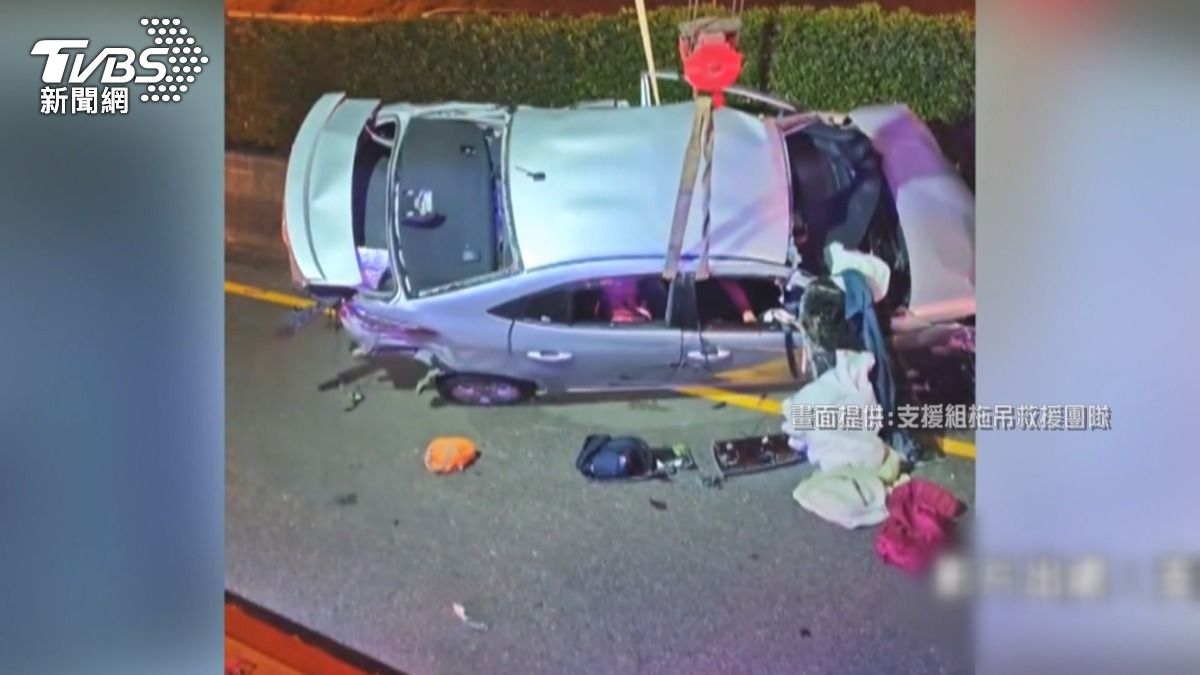 國3男疑恍神追撞　女駕駛翻車慘死。(圖／TVBS) 