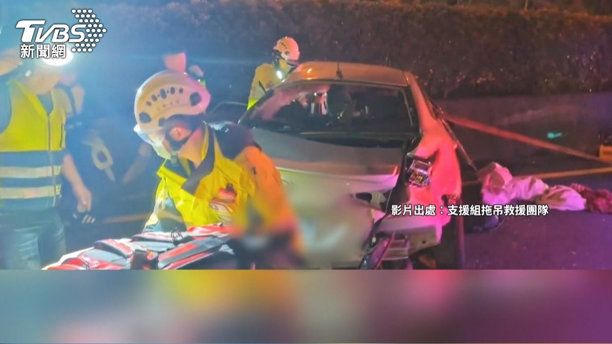 國3男疑恍神追撞　女駕駛翻車慘死。(圖／TVBS) 