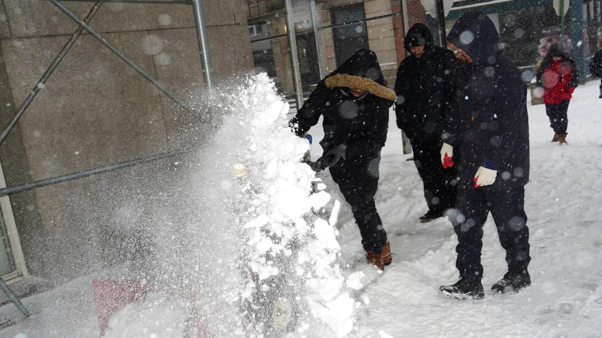 美國紐約布魯克林，工作人員用吹雪機清理人行道。（圖／達志影像路透社）