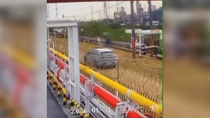 男子誤觸高壓電線,遭到電擊瞬間畫面(圖/翻攝網路)