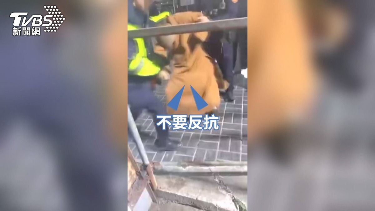 法師撞車肇逃被攔！拒酒測還推擠員警　下場曝光嚇壞路人。(圖／TVBS) 