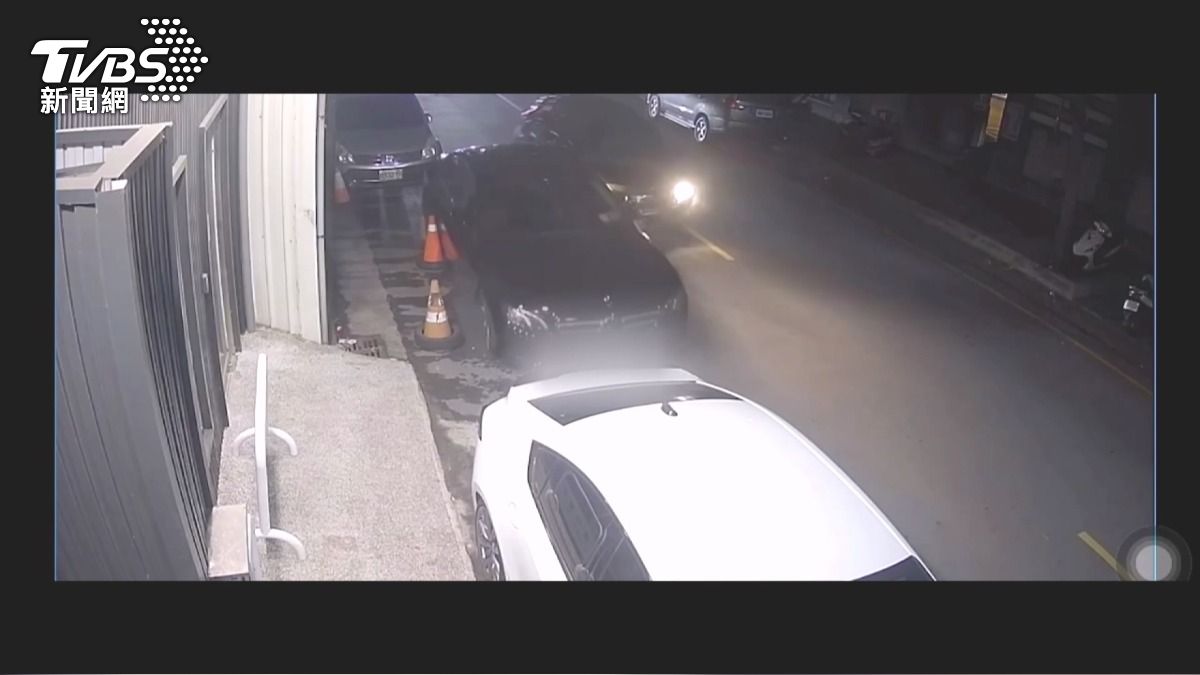 法師撞車肇逃被攔！拒酒測還推擠員警　下場曝光嚇壞路人。(圖／TVBS) 