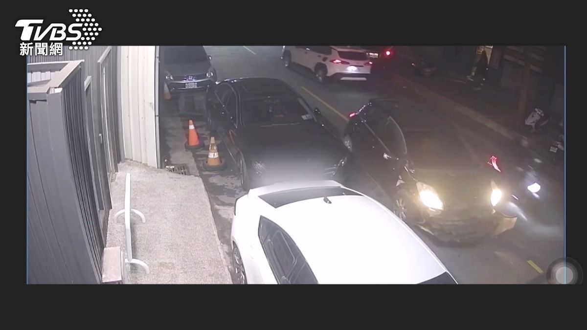 撞車肇逃被攔！法師拒檢「推擠警察」。(圖／TVBS) 