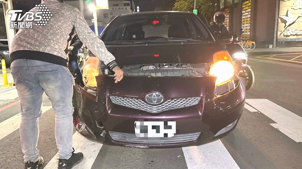 撞車肇逃被攔！法師拒檢「推擠警察」。(圖／TVBS) 