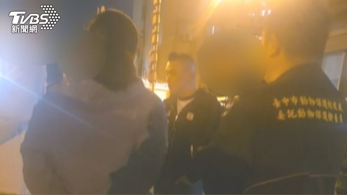 台中男持棍狂毆小黑狗!痛得慘叫逃不了 議員質疑「換狗掩飾」。(圖/TVBS)