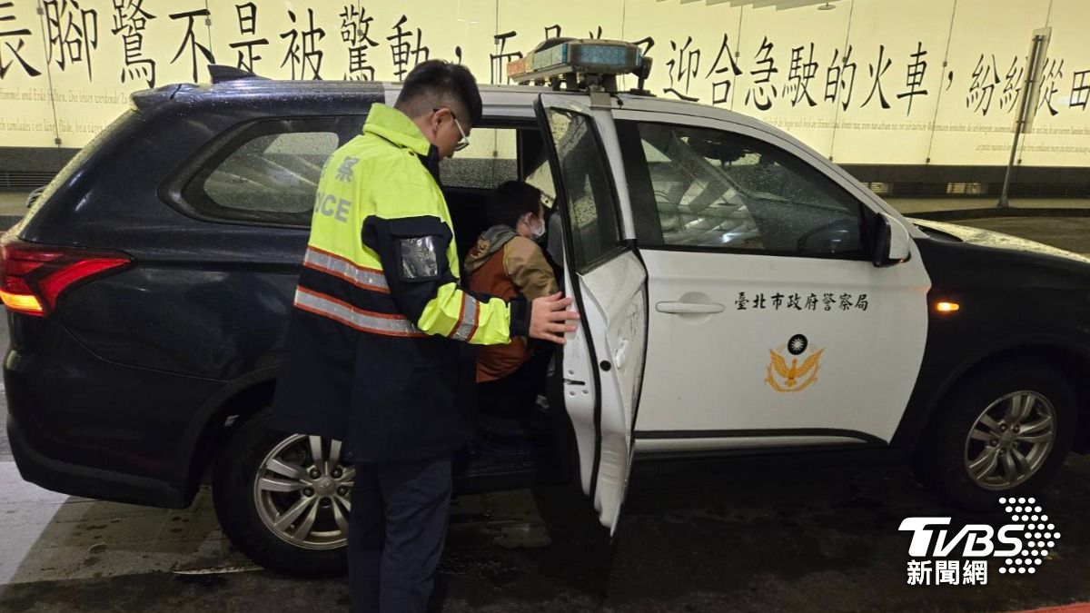 警方協助男童返家。（圖／TVBS）
