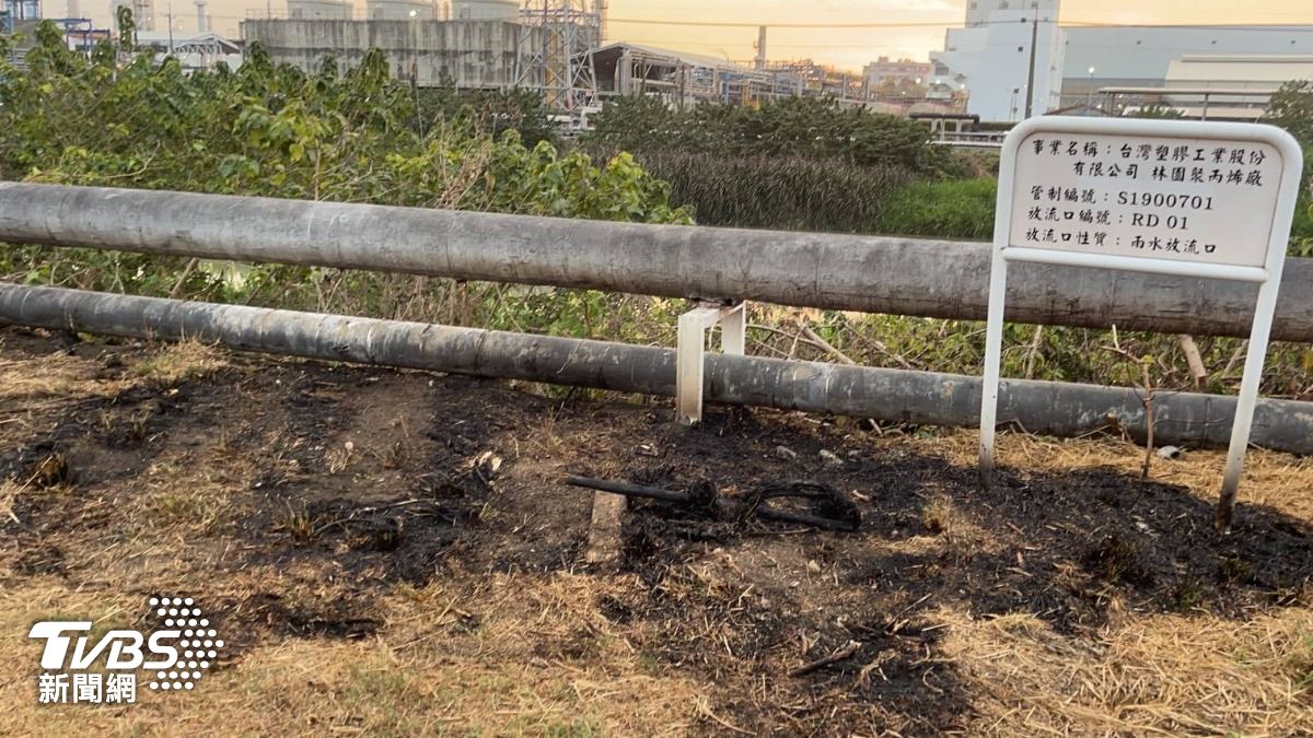 觸電引發雜草火警。(圖/TVBS)