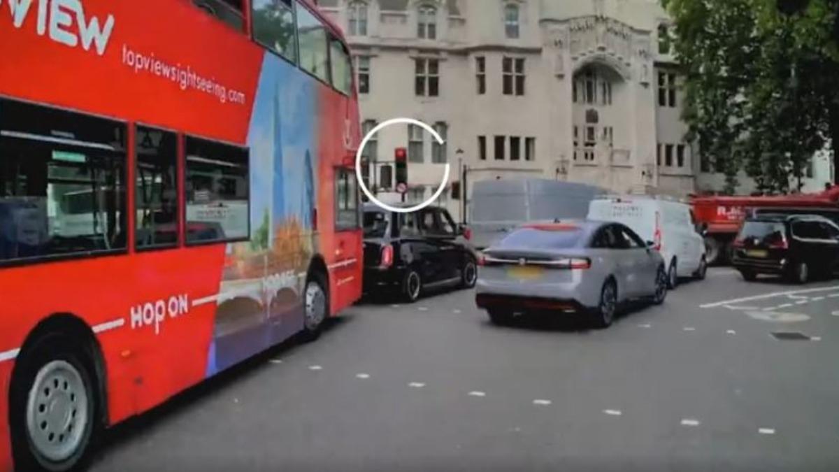 英新創老闆搭自家自駕車領AI獎 開心PO網被抓包闖紅燈
