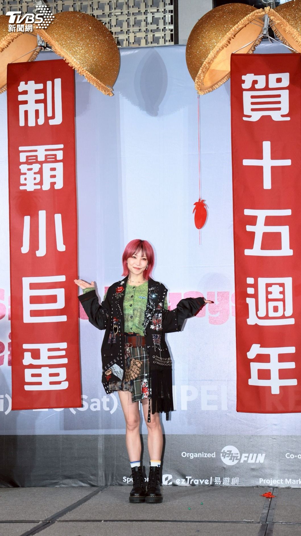LiSA開心與紅布條合影。(圖/趙世平攝)
