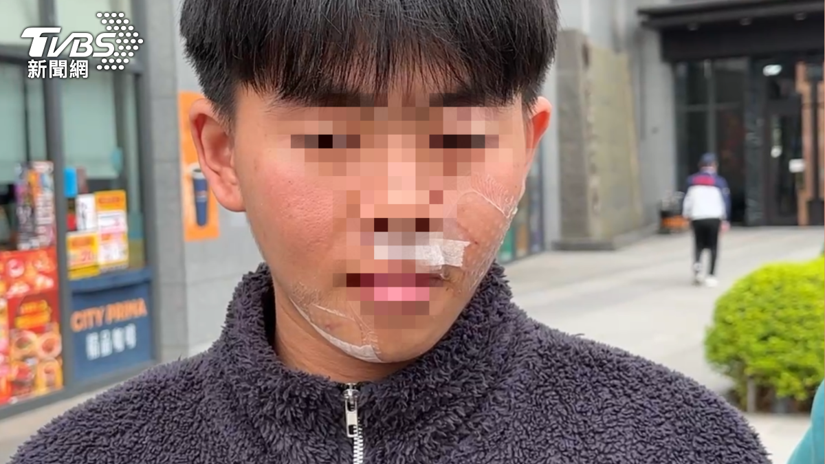 男大生遭騎士毆打，臉部、手部皆裹上紗布。（圖／TVBS）