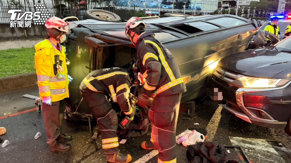 小貨車擦撞警車後側翻，駕駛一度受困。（圖／TVBS）