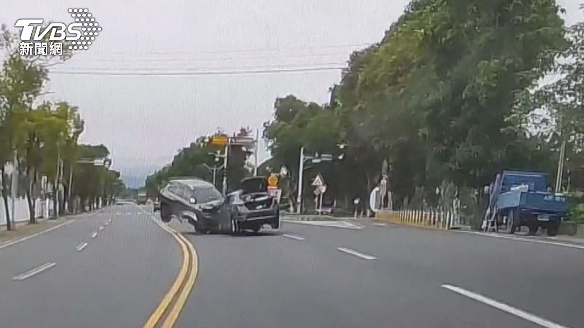 休旅車行經彎道時偏離車道、跨越雙黃線,與對向黑色轎車正面對撞,造成5人受傷送醫。(圖/民眾提供)