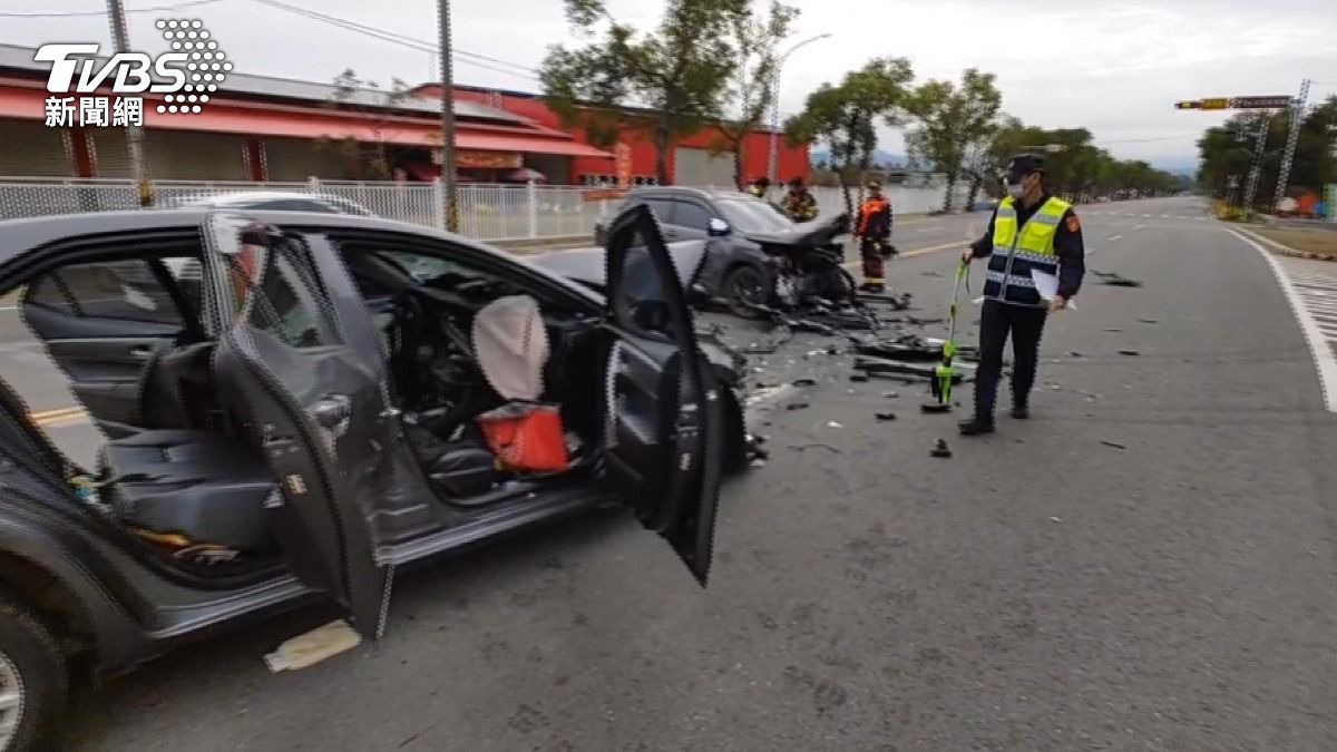 警消獲報後立即出動4台救護車前往現場救援,肇事駕駛及被撞黑車上4名乘客全數被送往醫院治療。(圖/TVBS)
