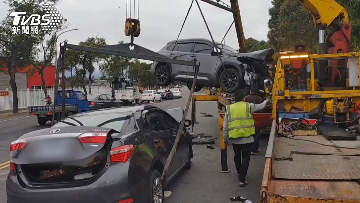 事故現場佔據一線道,嚴重影響車流通行,警方緊急調派吊車前來支援。(圖/TVBS)