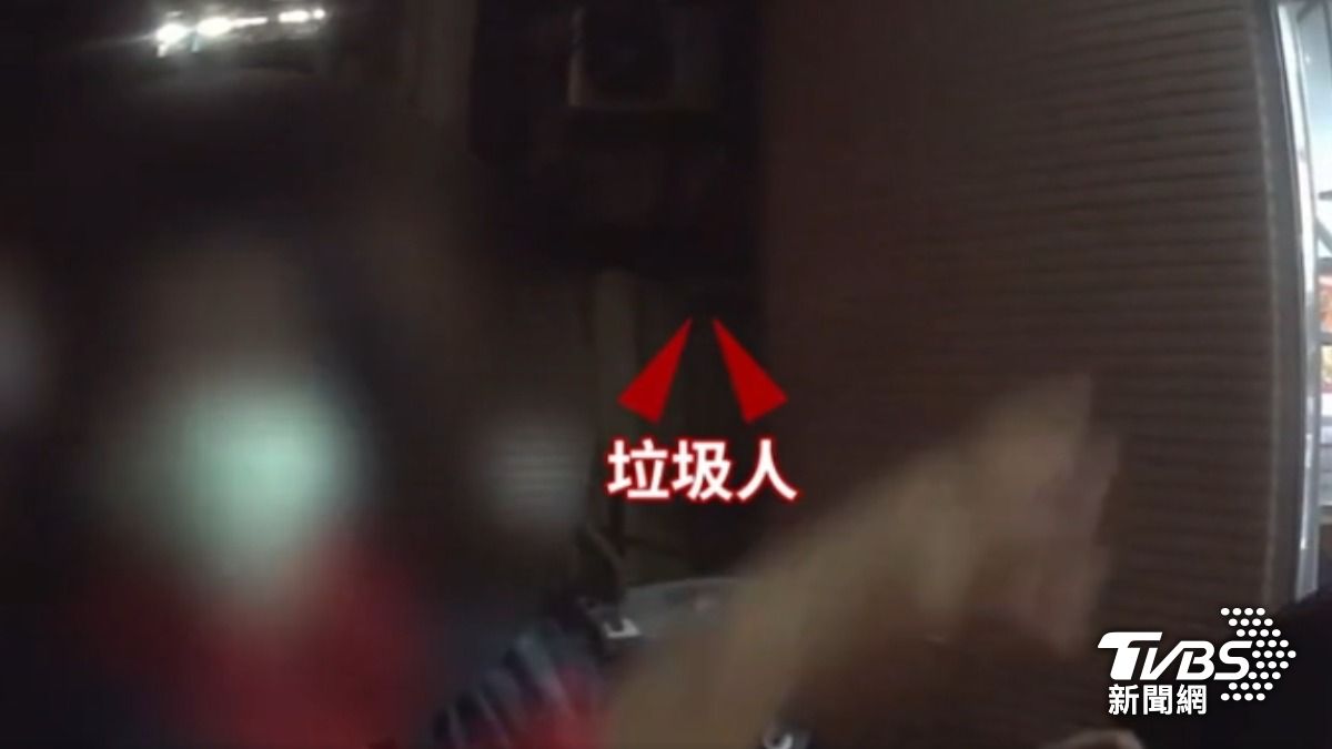 婦人在通訊行外大罵,甚至咒罵業者「被車撞」,只因手機故障想換全新遭拒。(圖/TVBS)