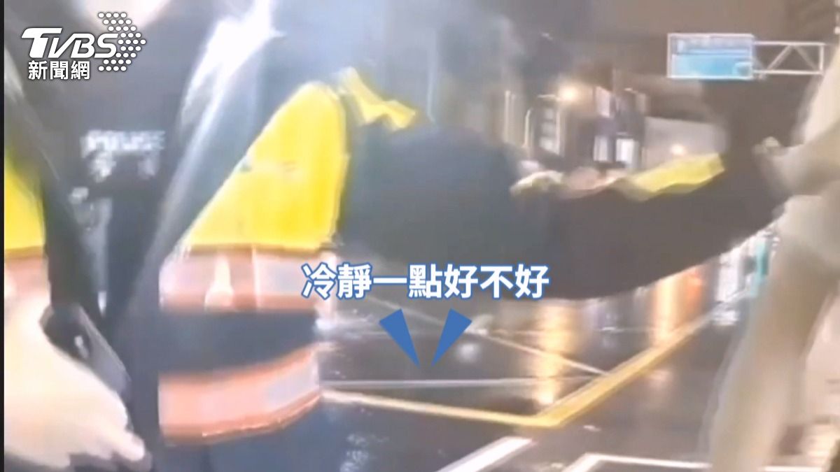 勸朋友別酒駕卻自己先失控！32歲男推擠警遭壓制帶回。(圖／TVBS)